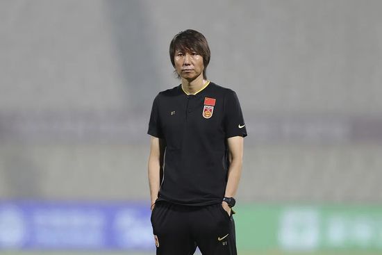 护士穿着白丝被医生摸动图